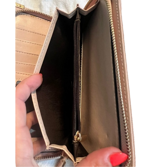 🧡 5 for $25 sale 🧡 Light pink wallet - Picture 2 of 6